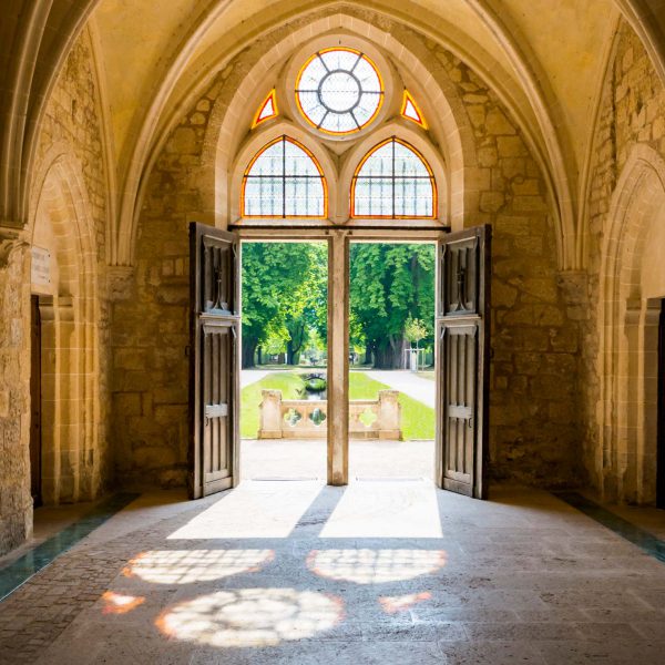 Passage du cloître, Royaumont, abbaye et fondation, salles de séminaire et de réception dans le Val d’Oise, Ile-de-France, Paris